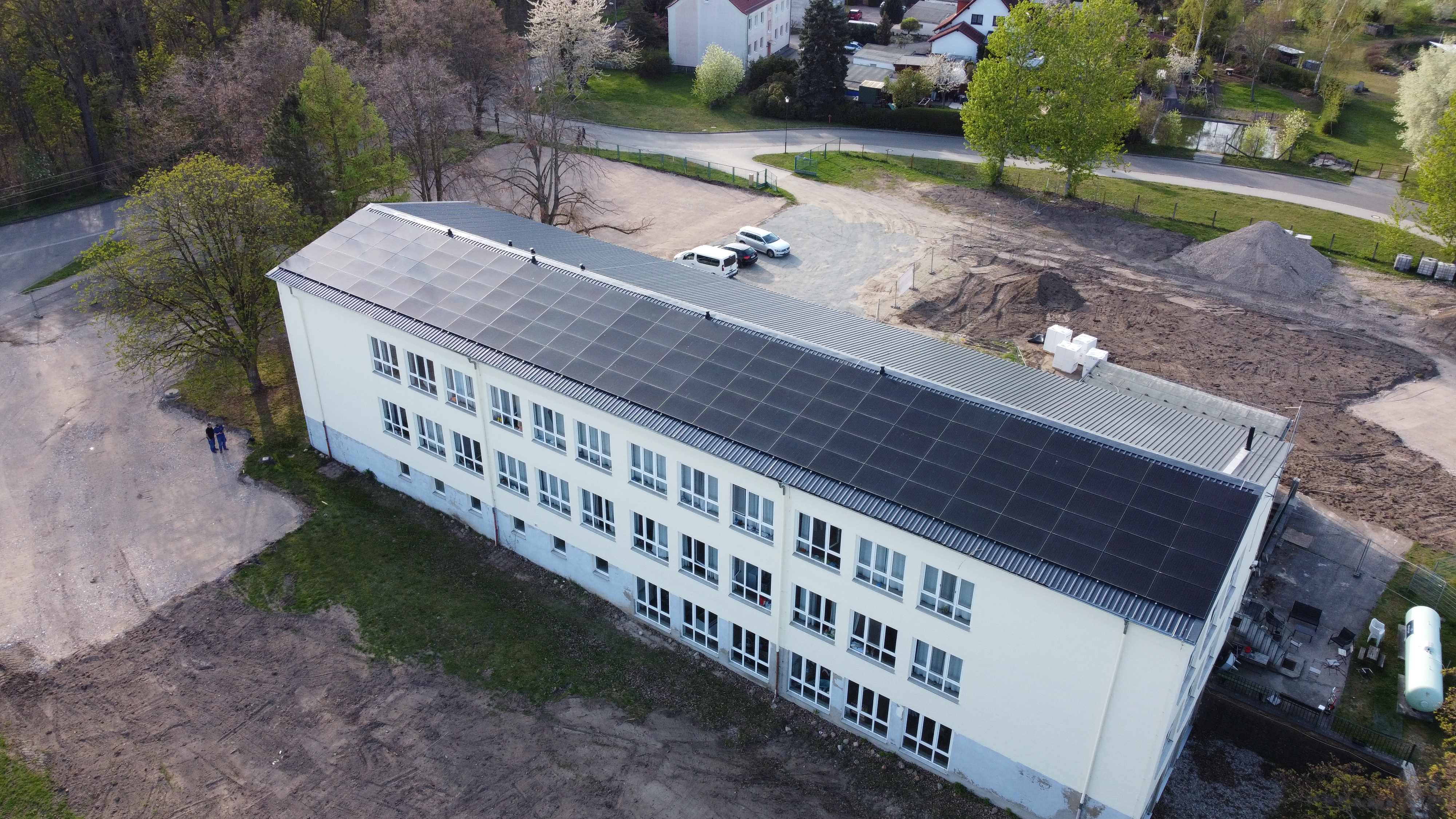 Mutter-Kind-Heim mit großer Dach-PV-Anlage