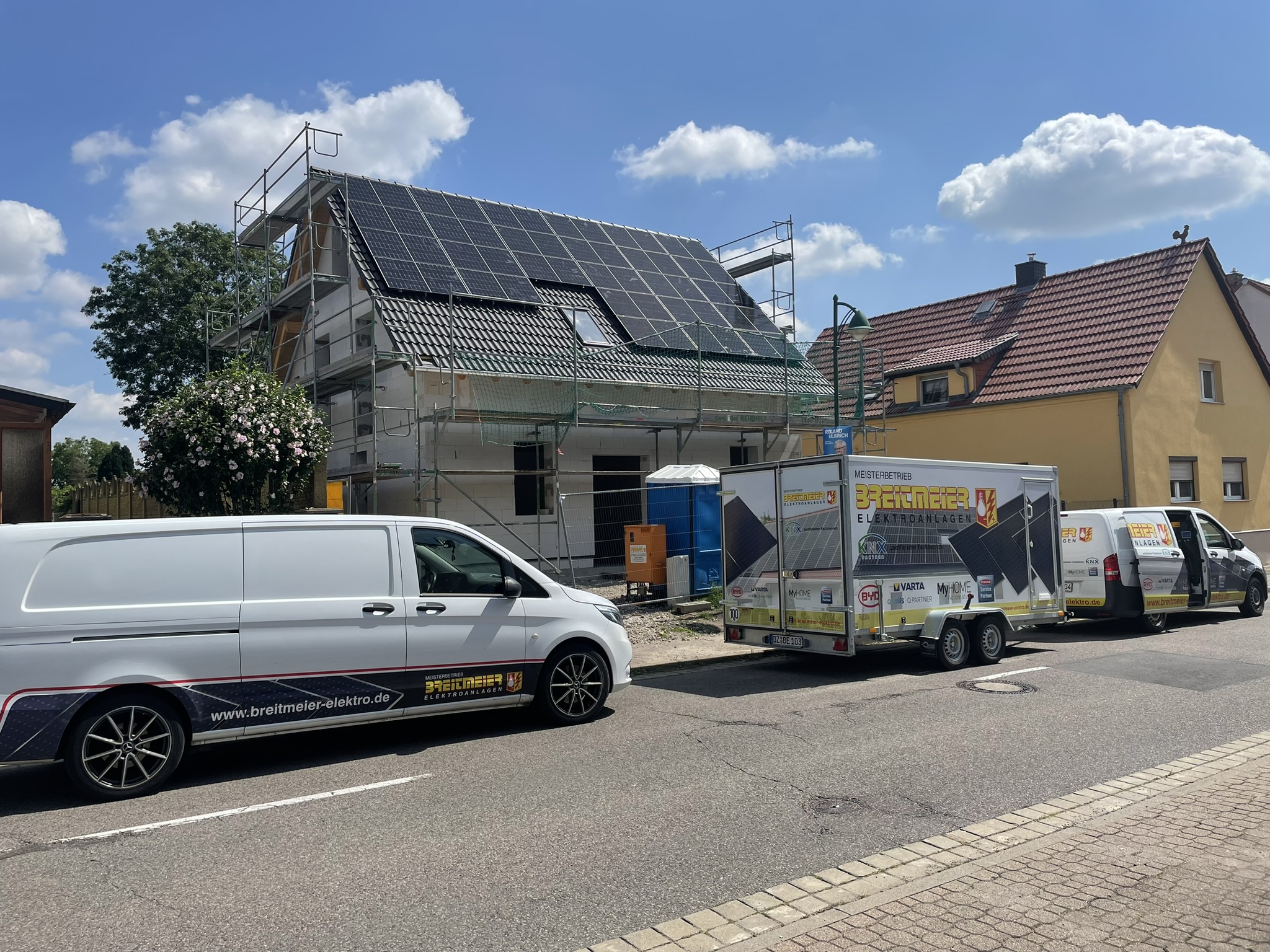 PV-Dachanlage Schönwölkau mit Breitmeier-Firmenfahrzeugen